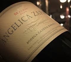 Primer plano de la etiqueta de una botella de vino que dice “Angelicaz” y “Bodega Catena Zapata”.