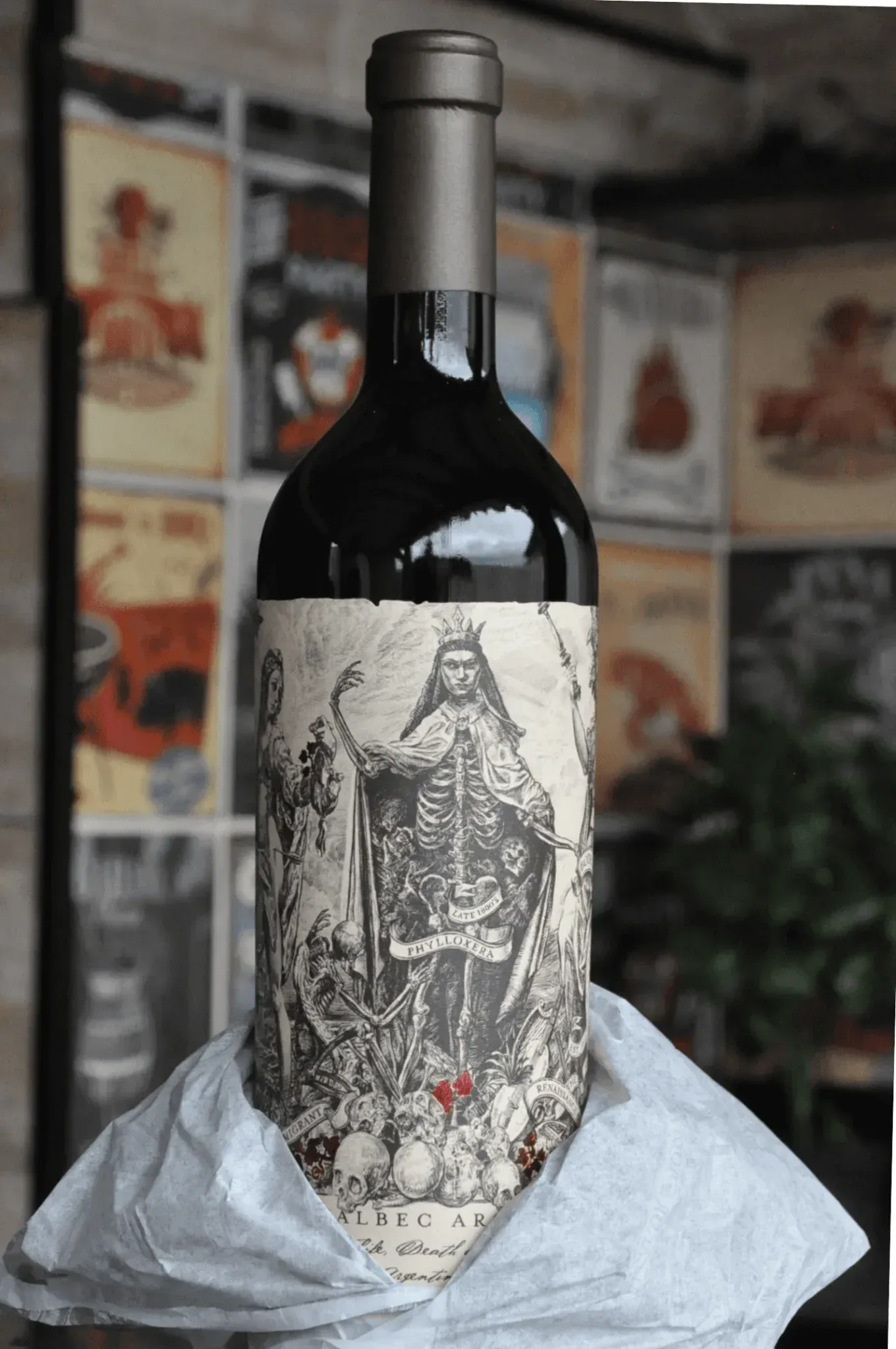 Botella de vino oscuro con etiqueta ornamentada sobre un fondo de mapa ilustrado en tono sepia.