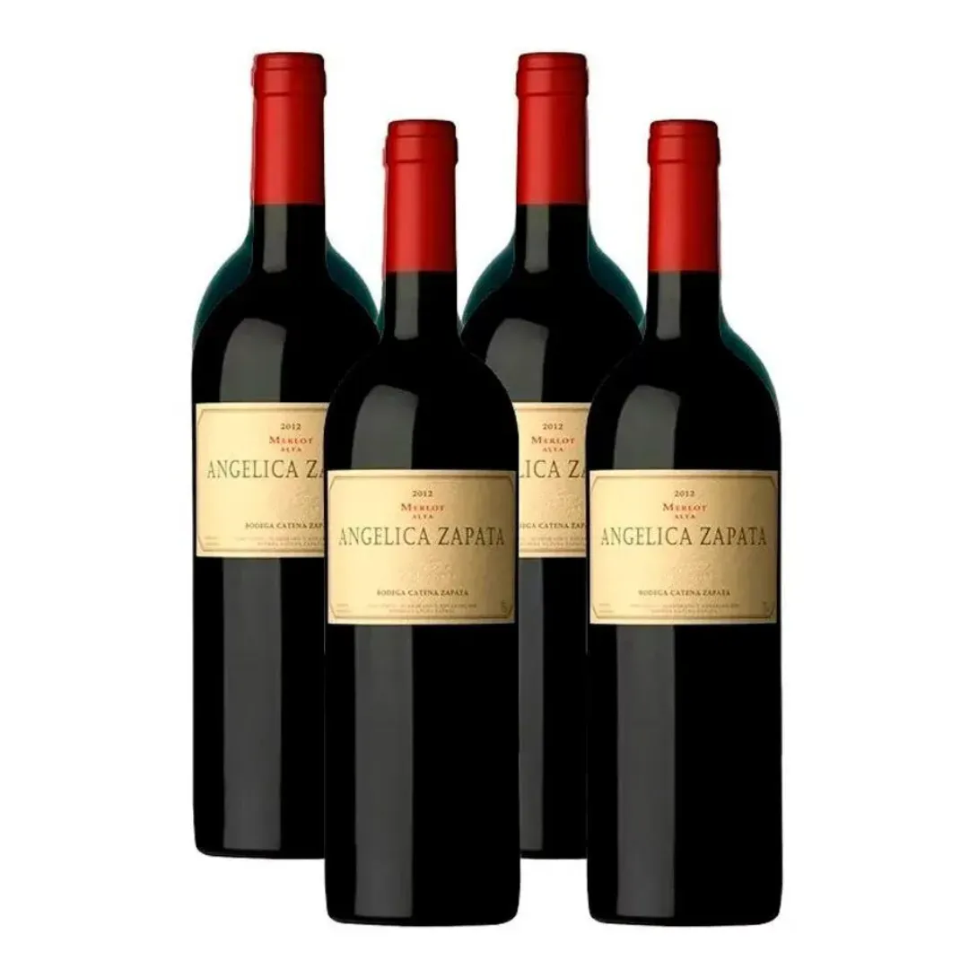 Primer plano de la etiqueta de una botella de vino que dice “Angelicaz” y “Bodega Catena Zapata”.