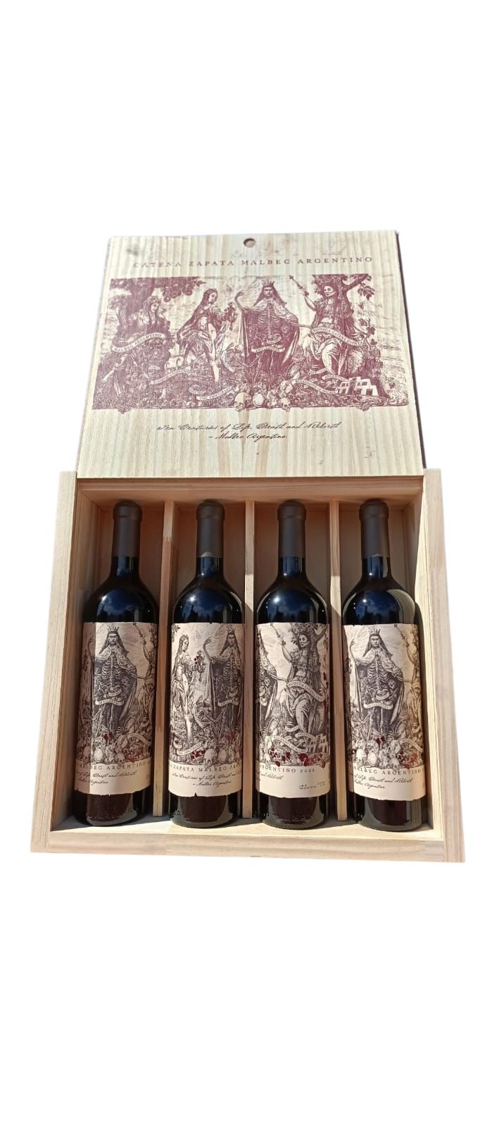 Caja de regalo de madera con cuatro botellas de vino oscuro y un inserto impreso en la tapa.