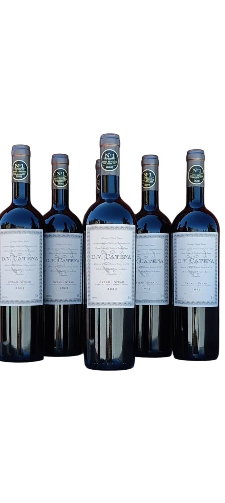Cinco botellas de vino azul con etiquetas blancas, dispuestas en fila sobre un fondo blanco.