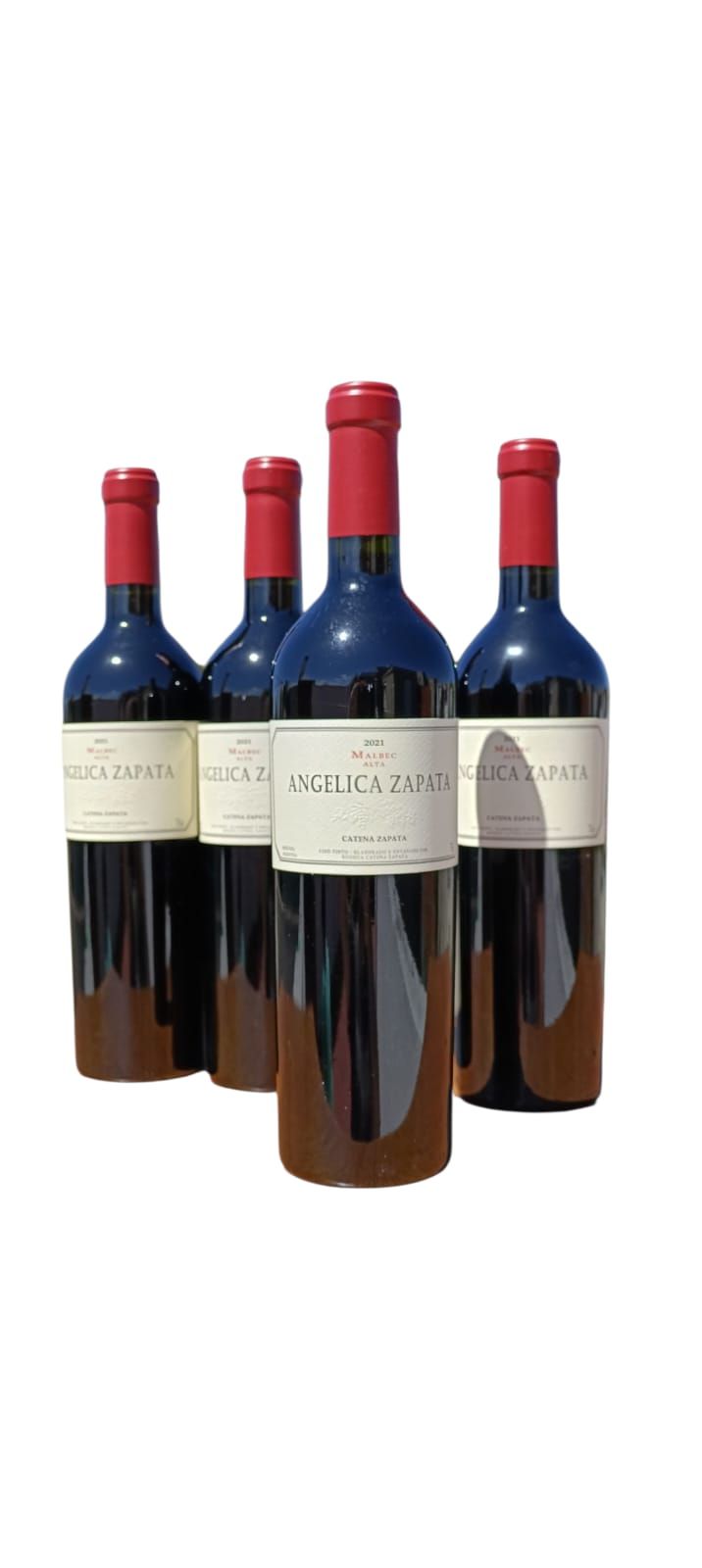 Cuatro botellas de vino con tapón rojo y etiquetas color crema, agrupadas sobre un fondo blanco.