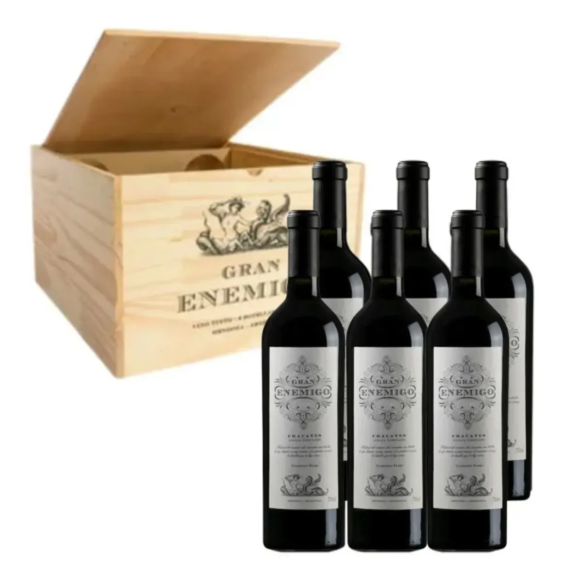 Caja de madera para vino junto a cinco botellas de vino oscuro sobre un fondo negro.