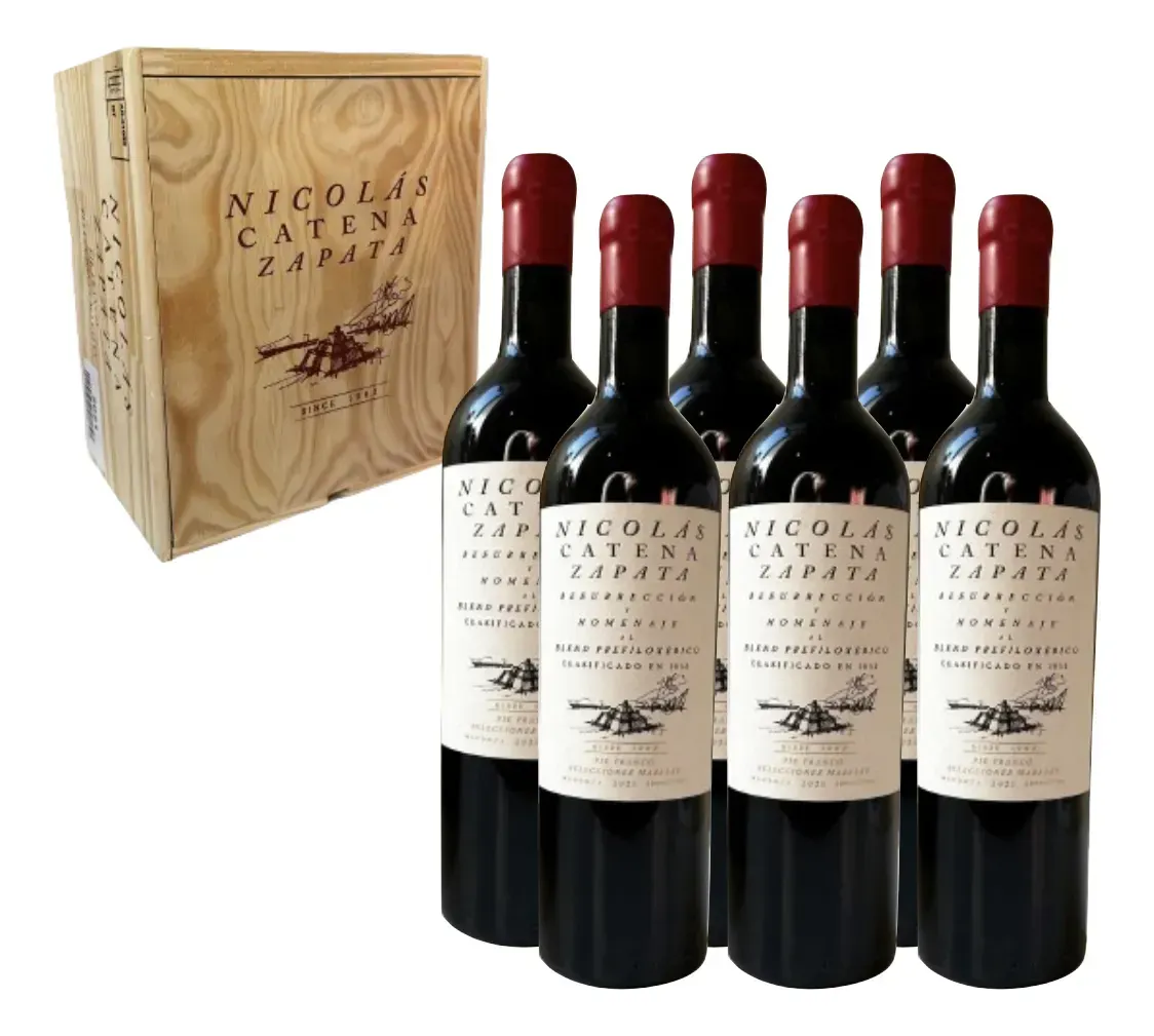 Botella de vino en una caja de regalo de madera, flanqueada por artículos envueltos en papel blanco y gris.
