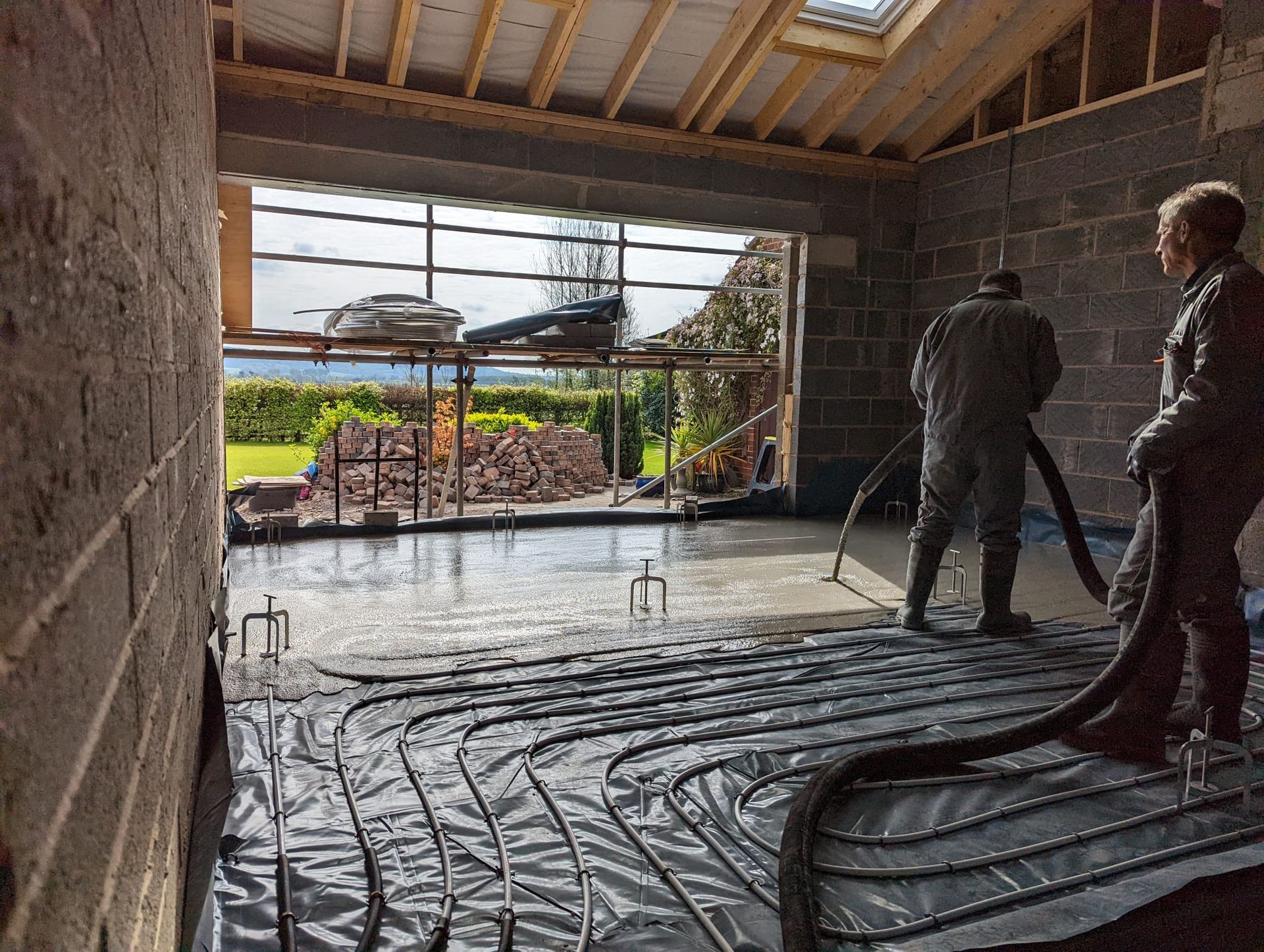 Poured insulation for underfloor heating Clockwork Screed