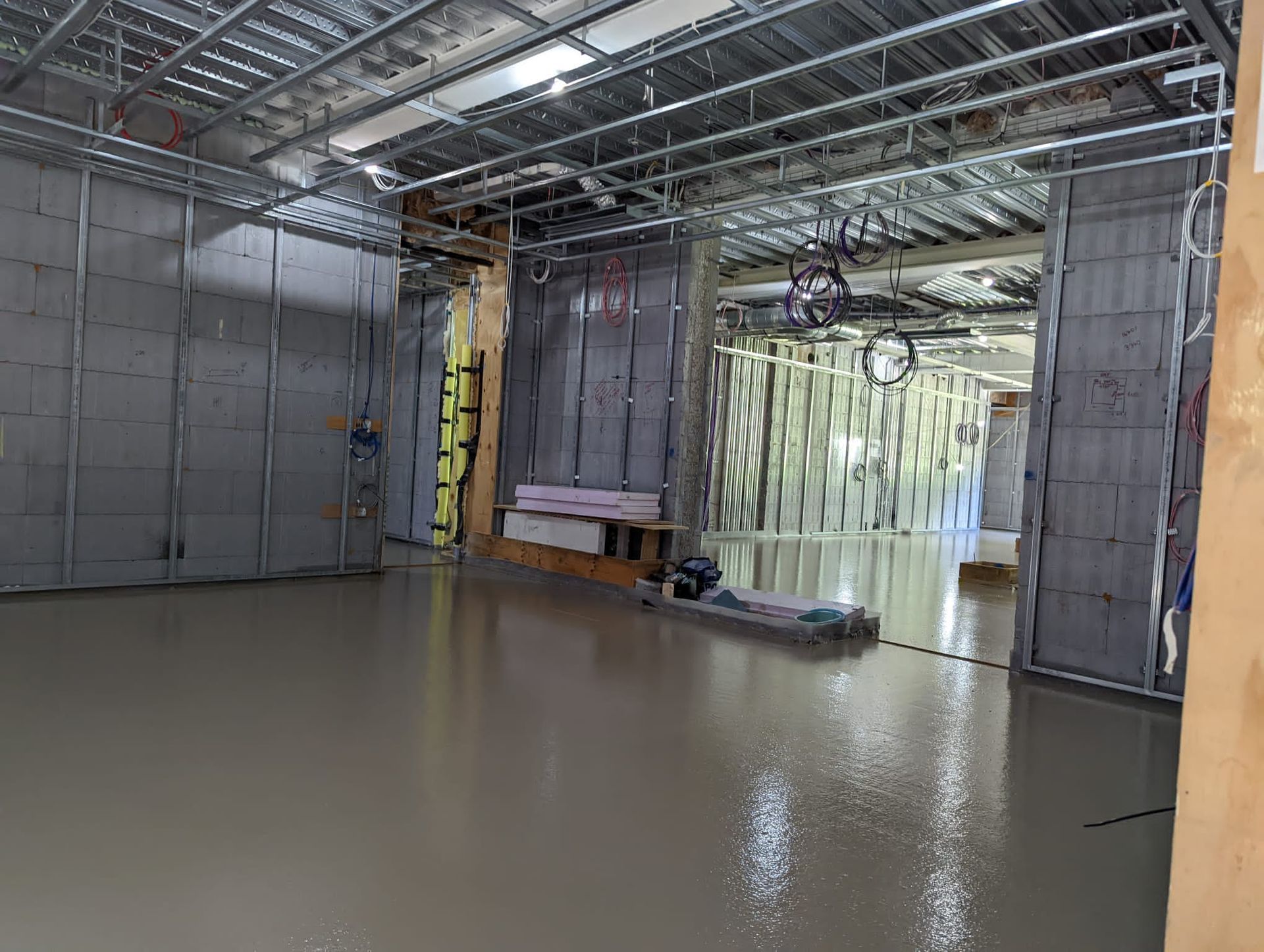 What is the purpose of a floor screed