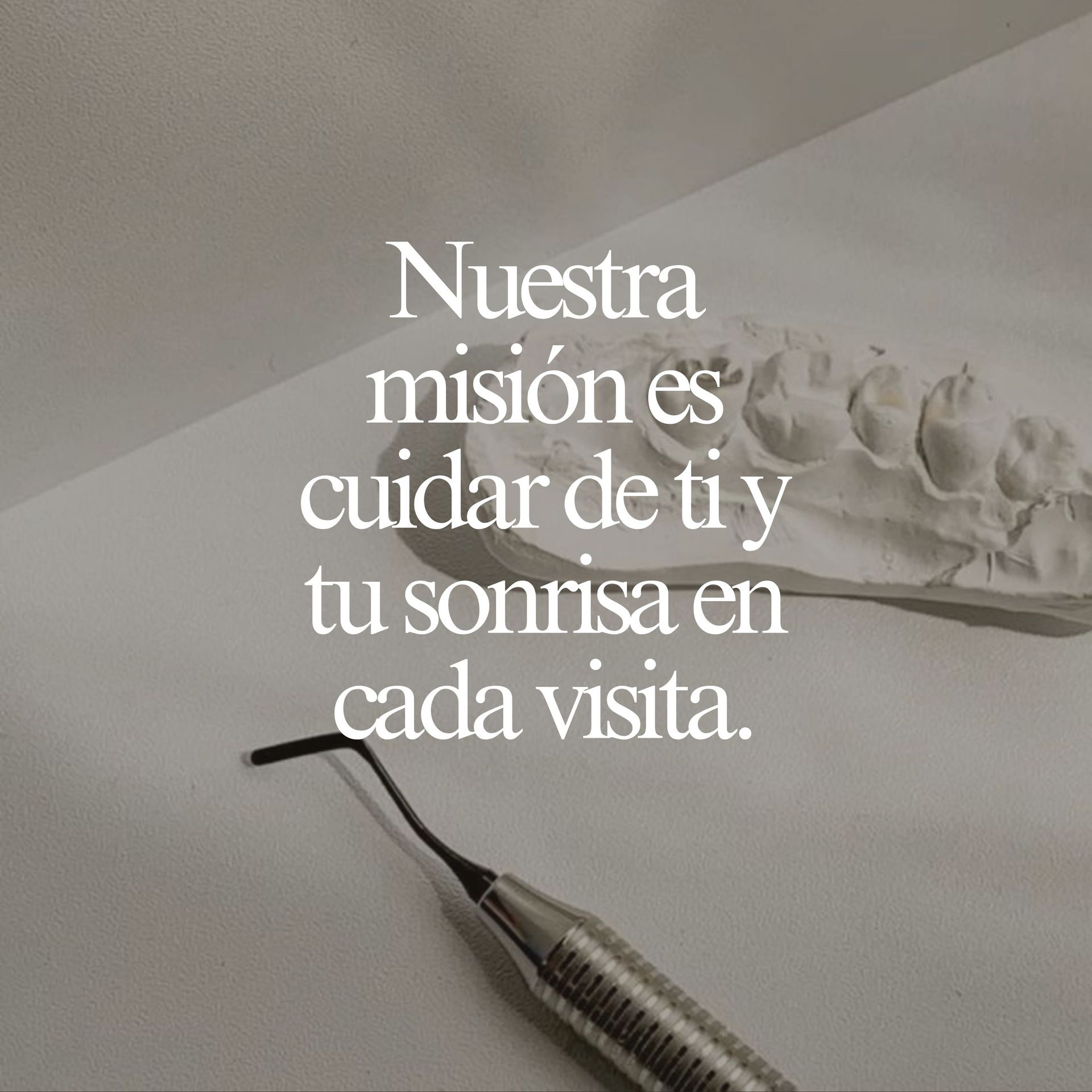 Dental tool on a white surface with Spanish text: “Nuestra misión es cuidar de ti y tu sonrisa en cada visita.”