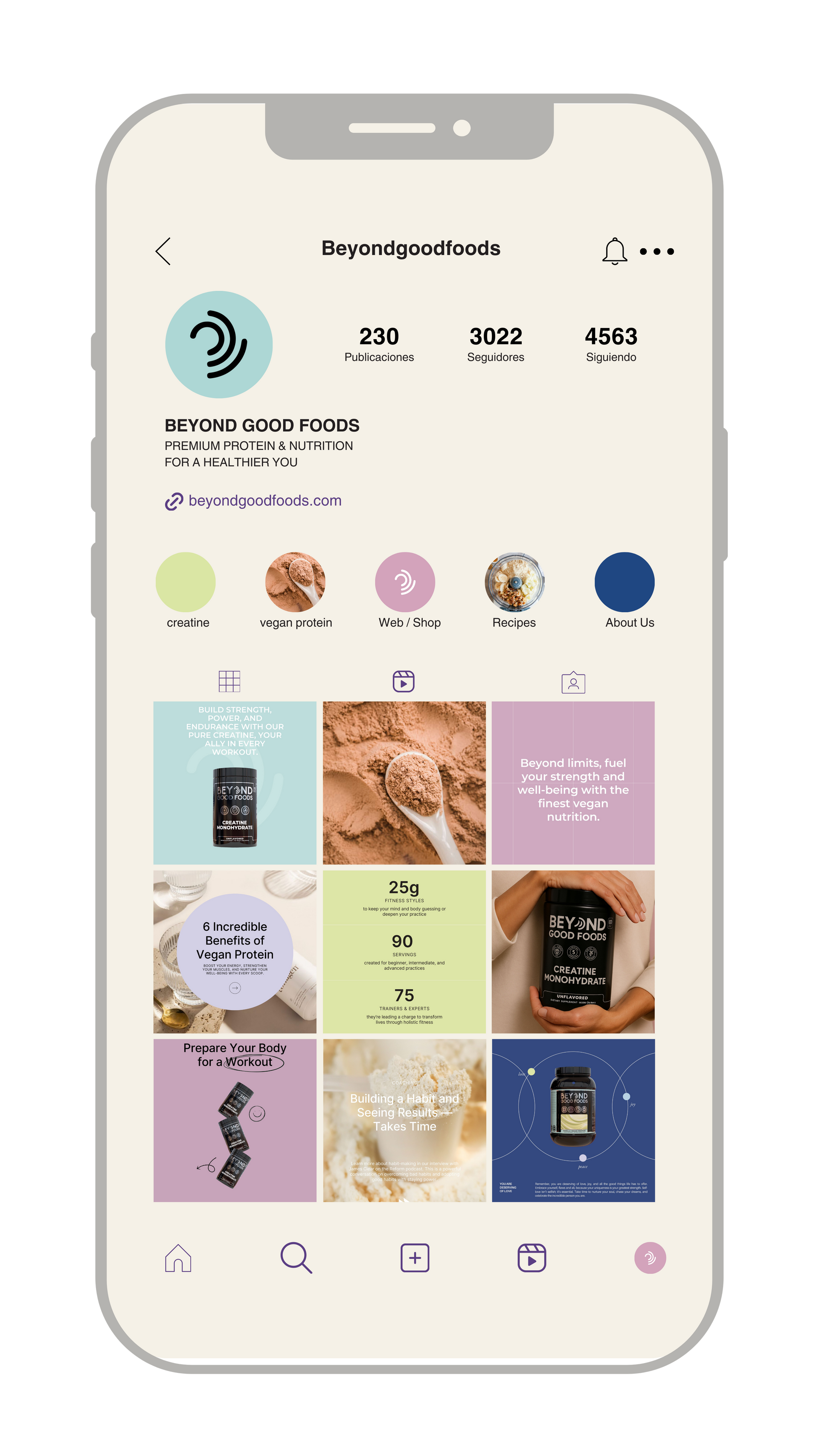 Pantalla de teléfono que muestra una cuadrícula de perfil de redes sociales con temática pastel con íconos, historias y publicaciones sobre un fondo color crema.