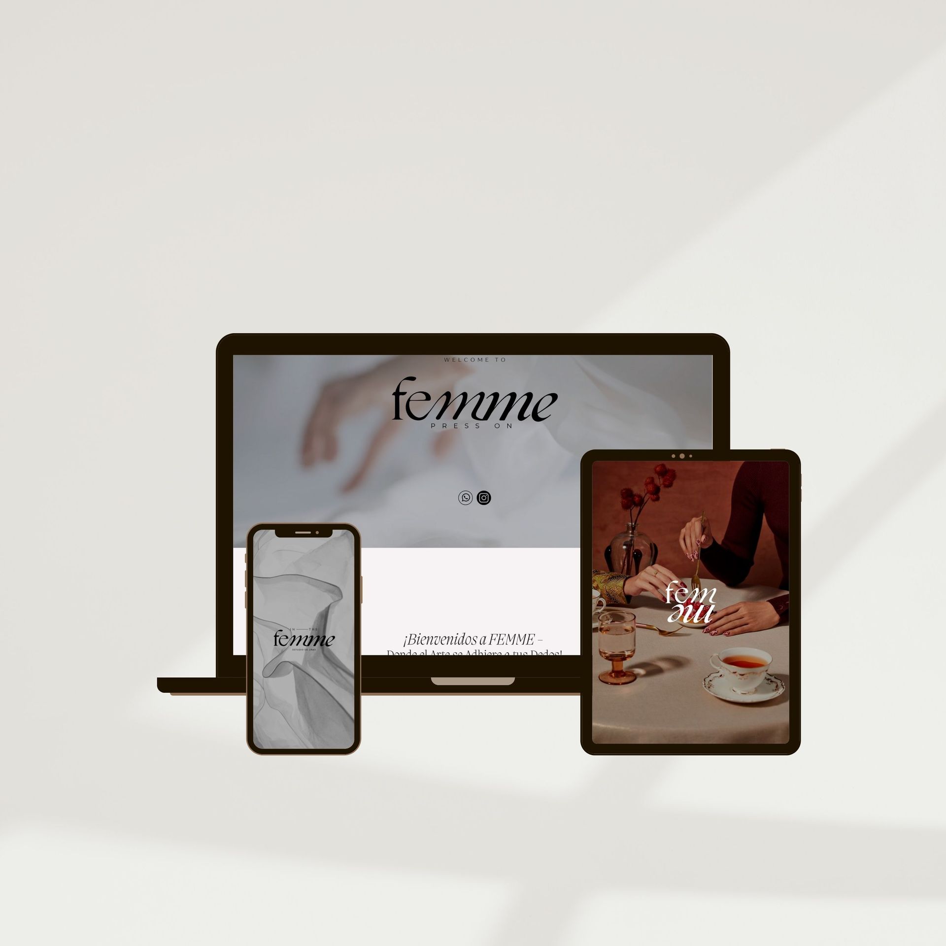 Ordenador portátil, teléfono y tableta con la palabra