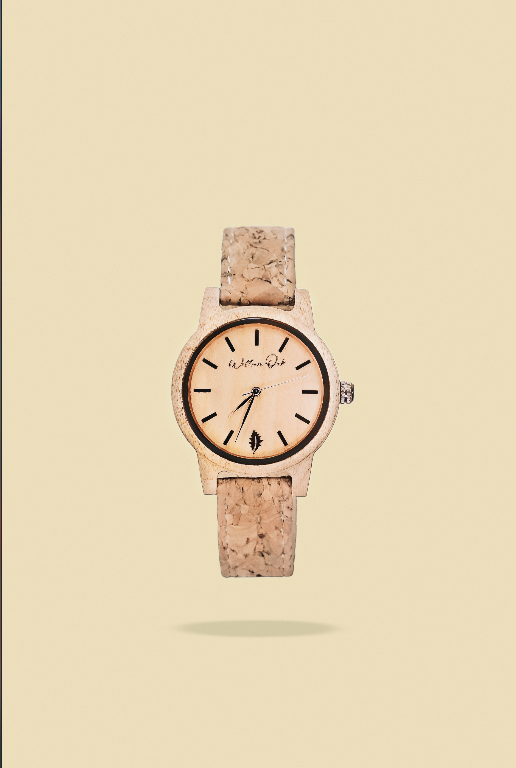 Reloj de pulsera color oro rosa con correa moteada sobre fondo beige liso.