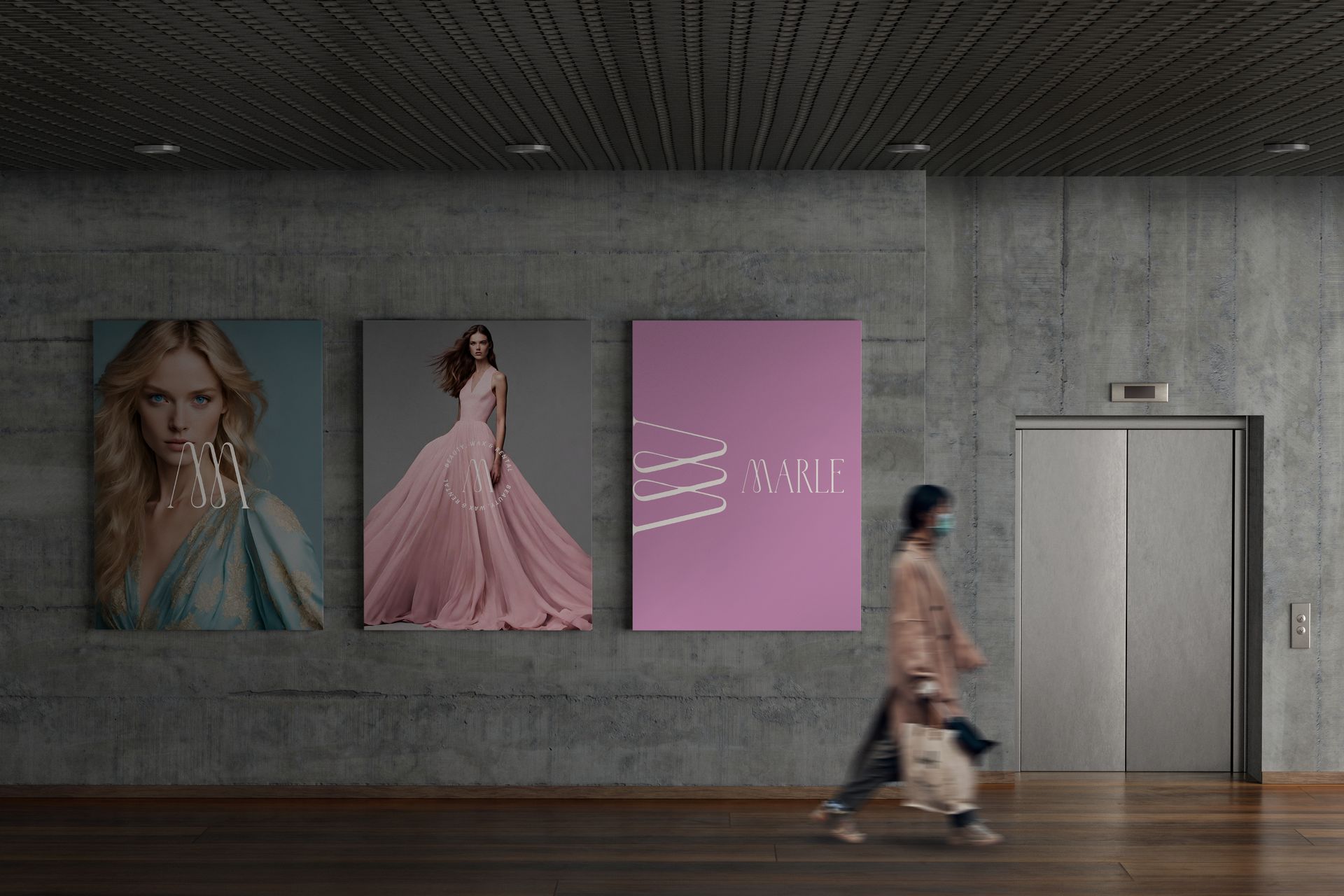 Pared de una galería de arte con tres carteles de moda y una persona pasando junto a un ascensor.