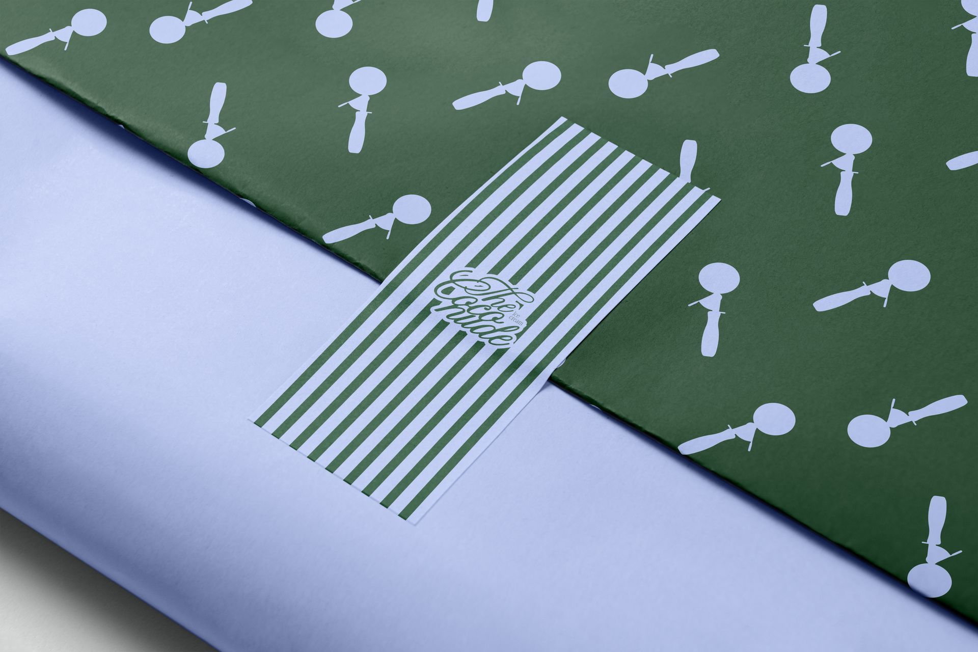 Cuaderno verde estampado con una cinta marcapáginas a rayas y borde de encuadernación blanco.