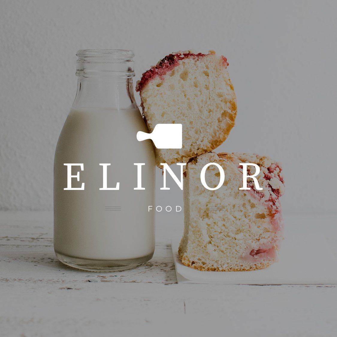 Botella de leche junto a rebanadas de pan con mermelada de frutos rojos, con el logotipo de ELINOR superpuesto sobre un fondo claro.