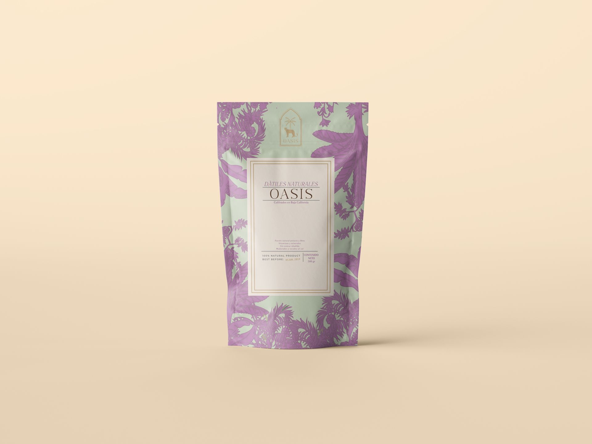 Bolsa de regalo floral morada con una etiqueta blanca sobre fondo beige.
