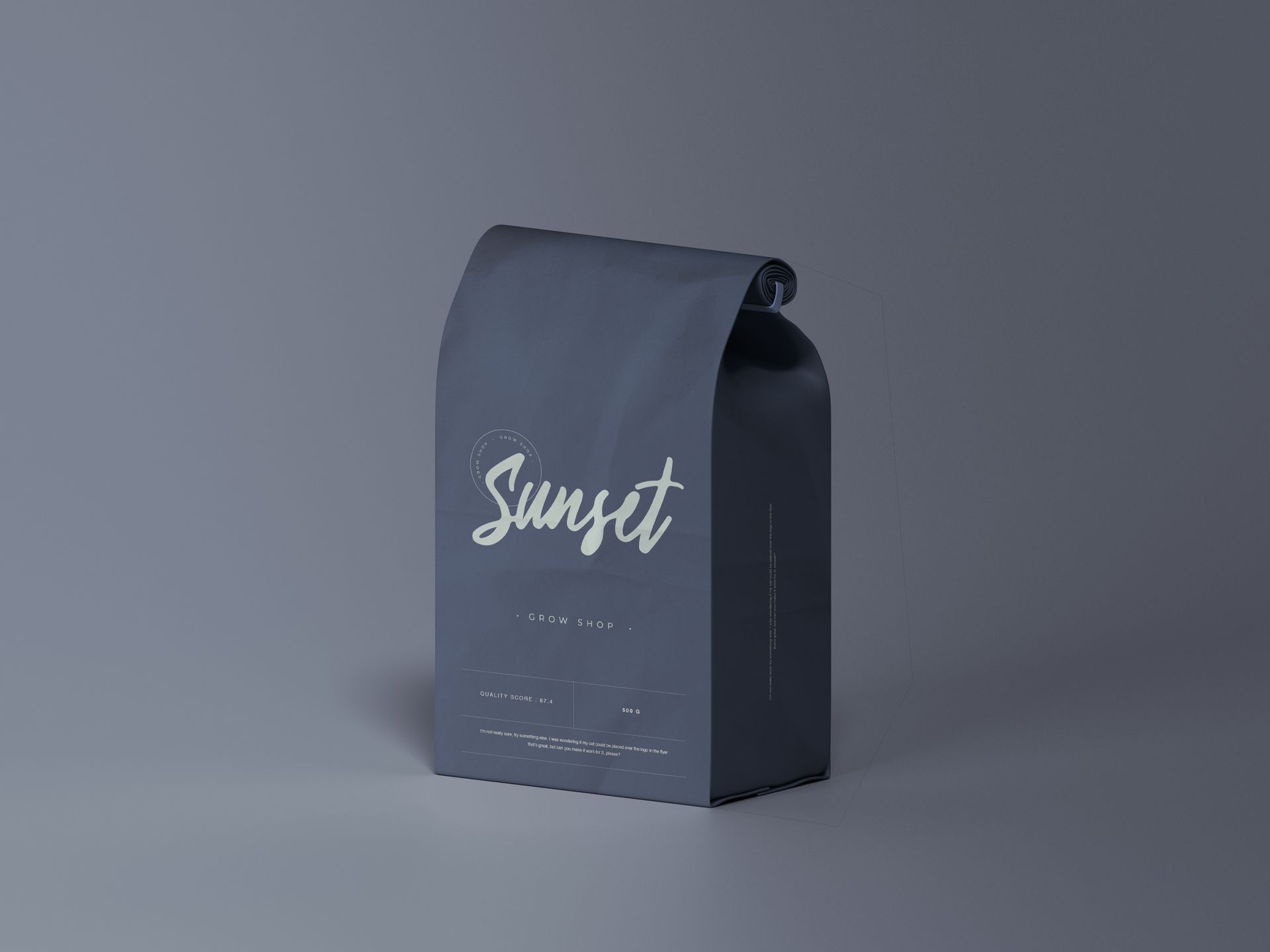 Bolsa de papel gris oscuro con la marca Sunset sobre fondo gris.