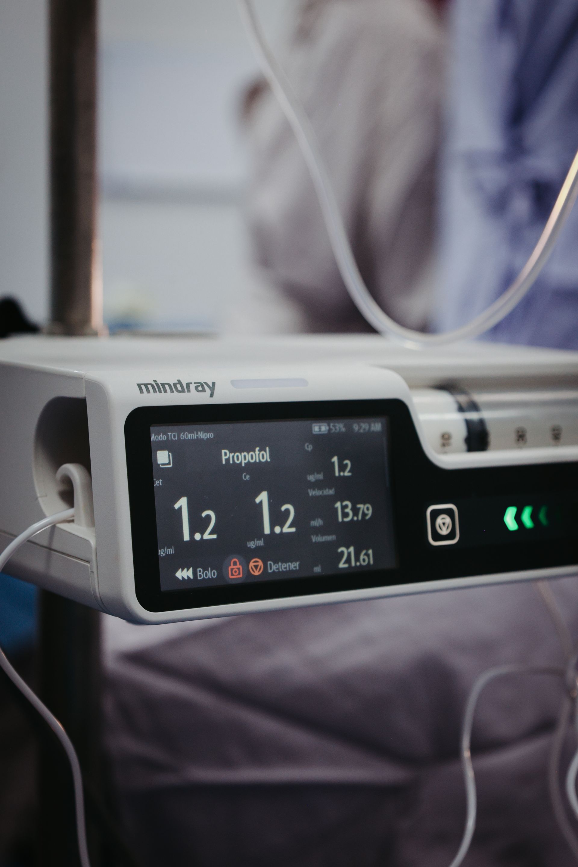 Monitor de cabecera de hospital que muestra las constantes vitales y los niveles de oxígeno del paciente, con el tubo conectado.