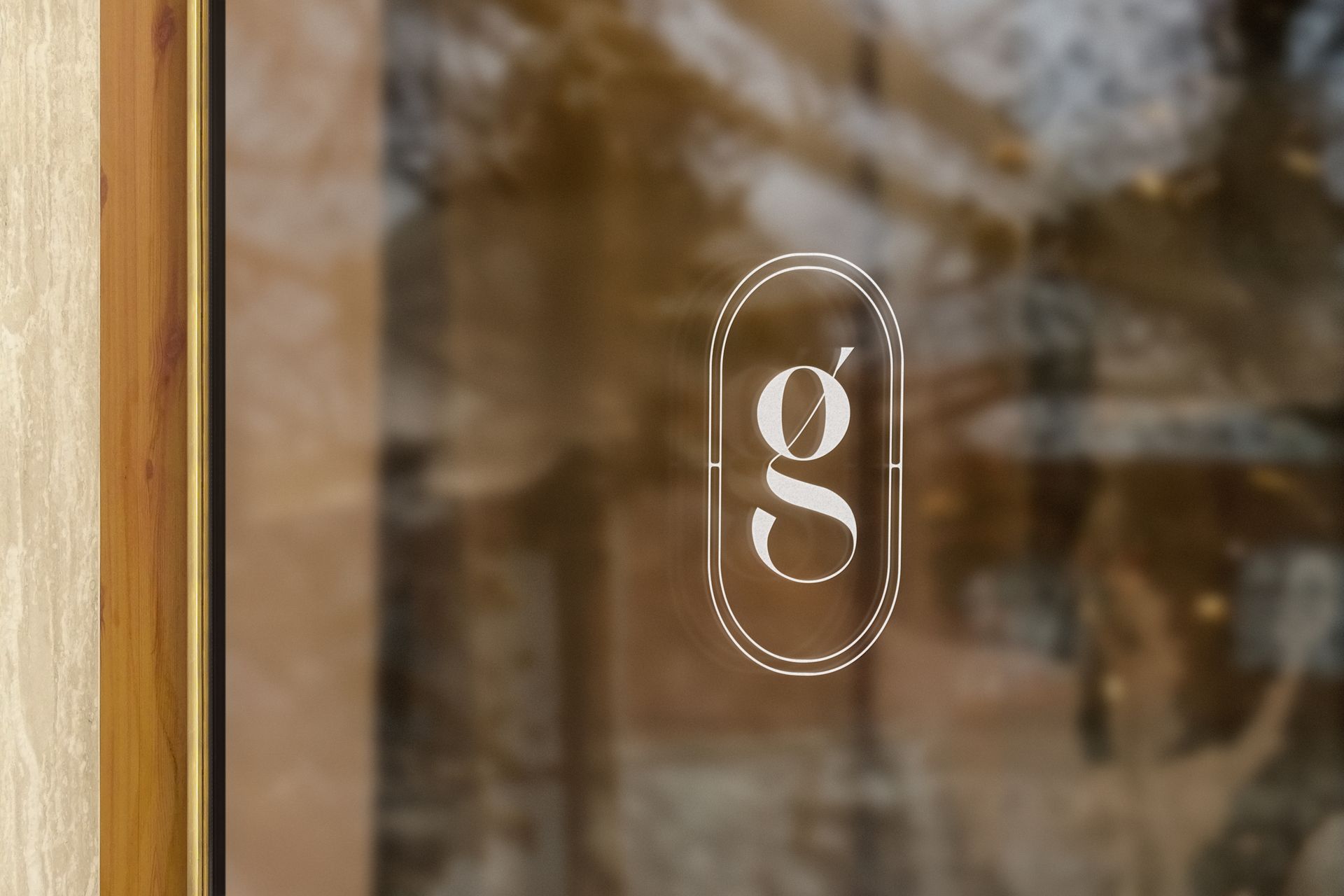 Primer plano de una puerta de cristal con un logotipo de una