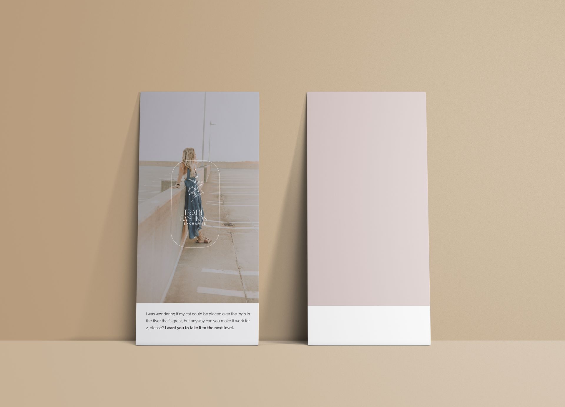 Dos maquetas de libros minimalistas sobre una pared beige, una con una portada fotográfica y otra lisa en rosa y blanco.