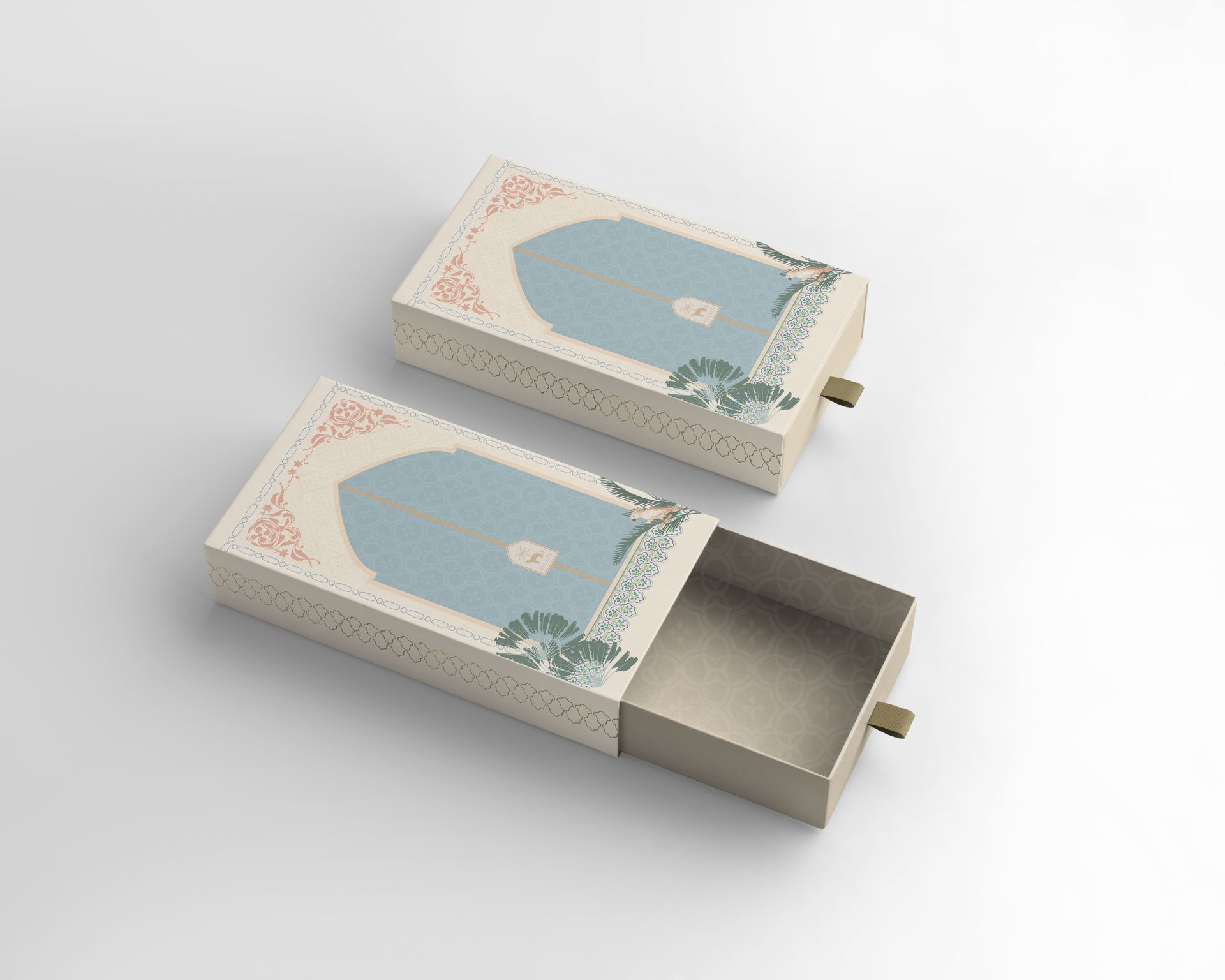 Dos cajas deslizantes estampadas, una abierta mostrando un interior gris y otra cerrada, sobre un fondo blanco.