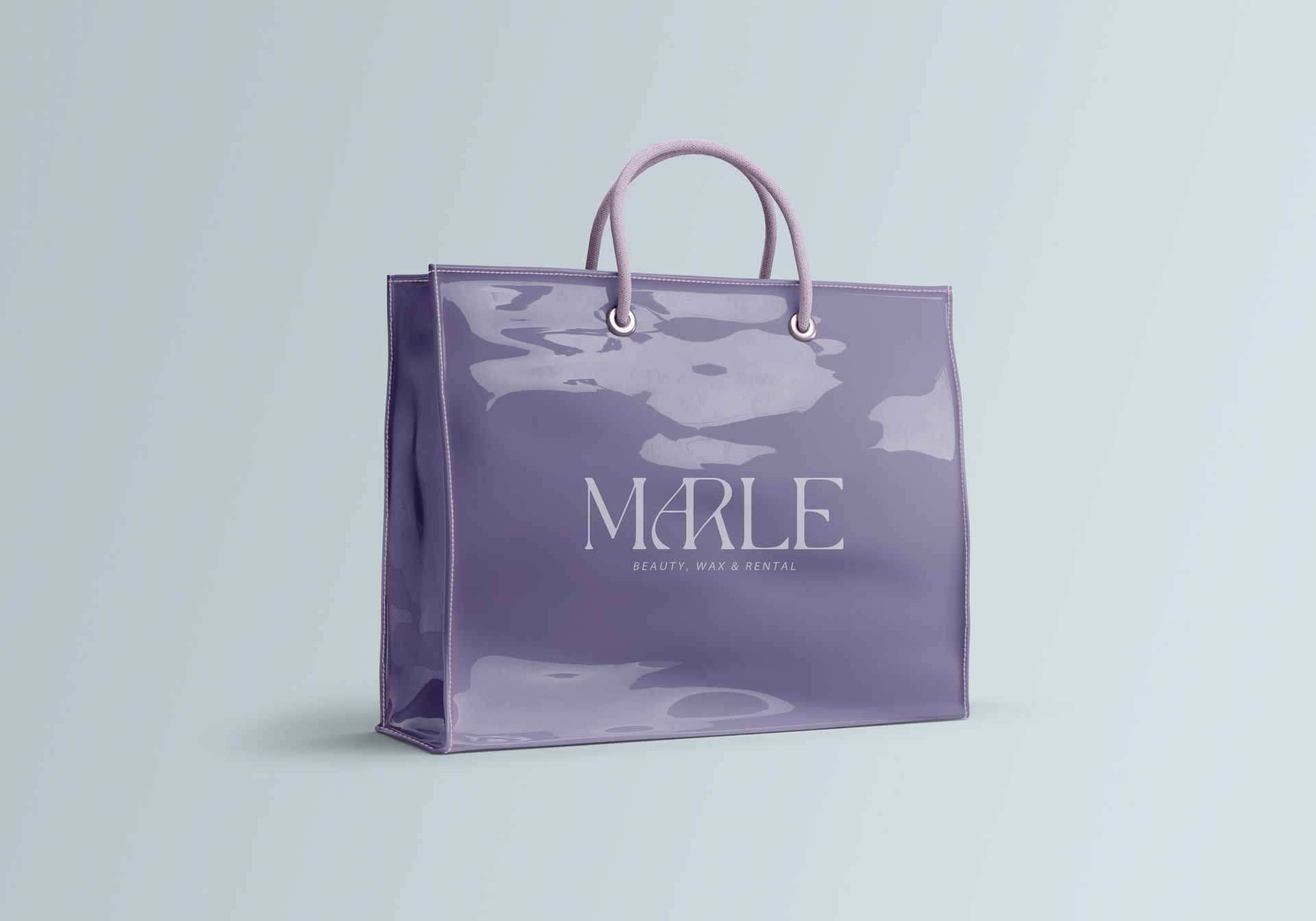 Bolsa de compras morada con logotipo blanco sobre fondo claro