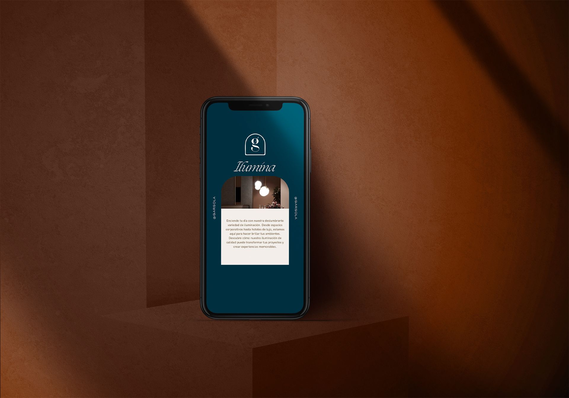 Smartphone color turquesa que muestra un artículo de noticias sobre un fondo geométrico marrón.