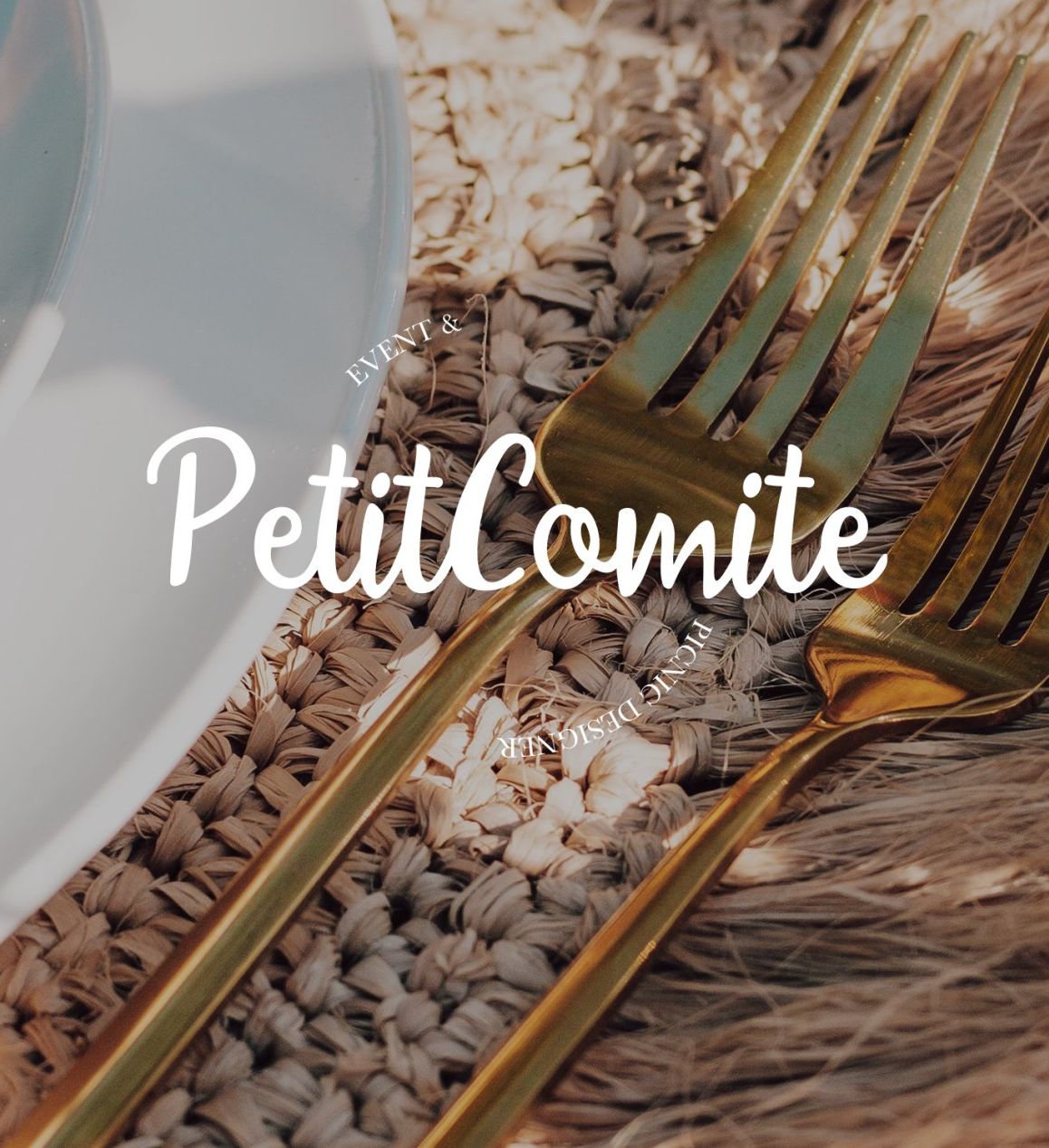 Elegante mesa puesta con tenedores dorados, espigas de trigo y el texto “Petit comité” sobre un fondo beige.