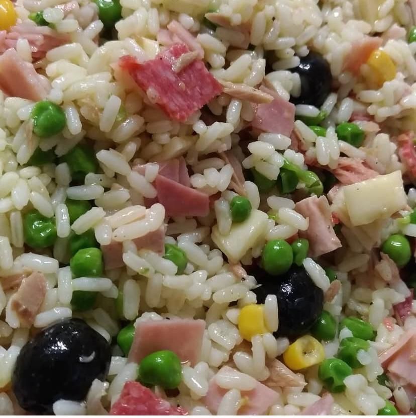 Un primo piano di un'insalata con riso e verdure