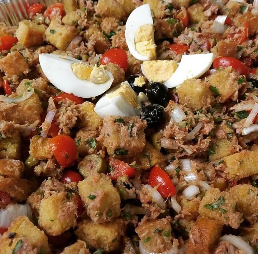 Un primo piano di un'insalata con uova e pomodori