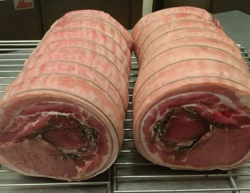 Due rotoli di maiale sono appoggiati su una griglia di raffreddamento