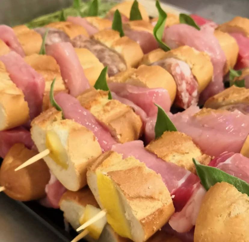 Un primo piano di un mucchio di cibo su spiedini