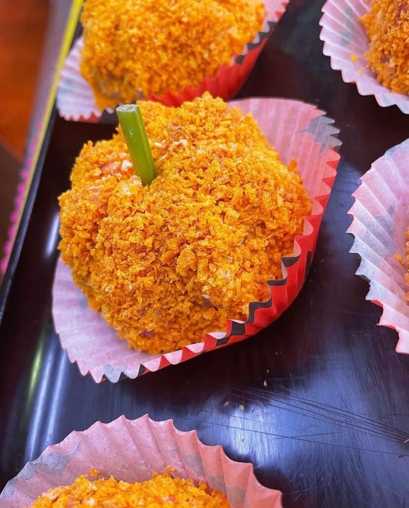 Un primo piano di un cupcake con un gambo verde in cima