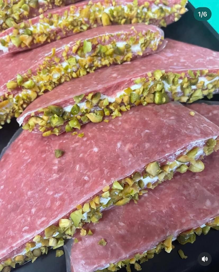 Un primo piano di un piatto di cibo con pistacchi sopra.