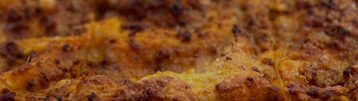 Un primo piano di una teglia con molto cibo sopra.
