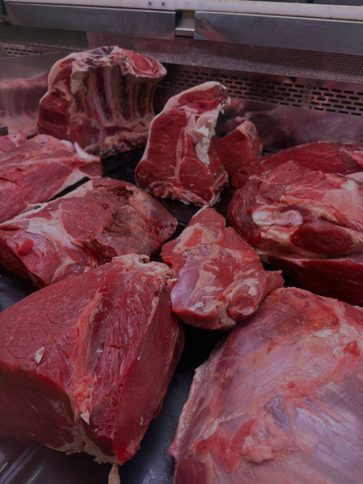 Su un tavolo c'è un mucchio di carne cruda.