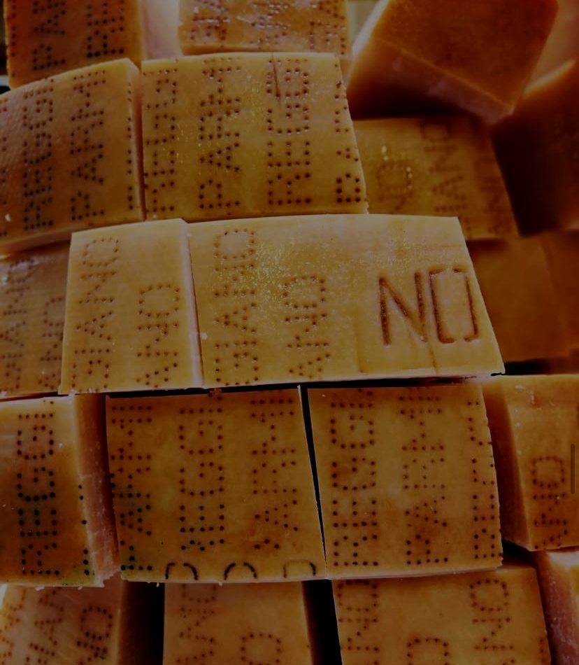 Una pila di pezzi di formaggio con uno che dice di no