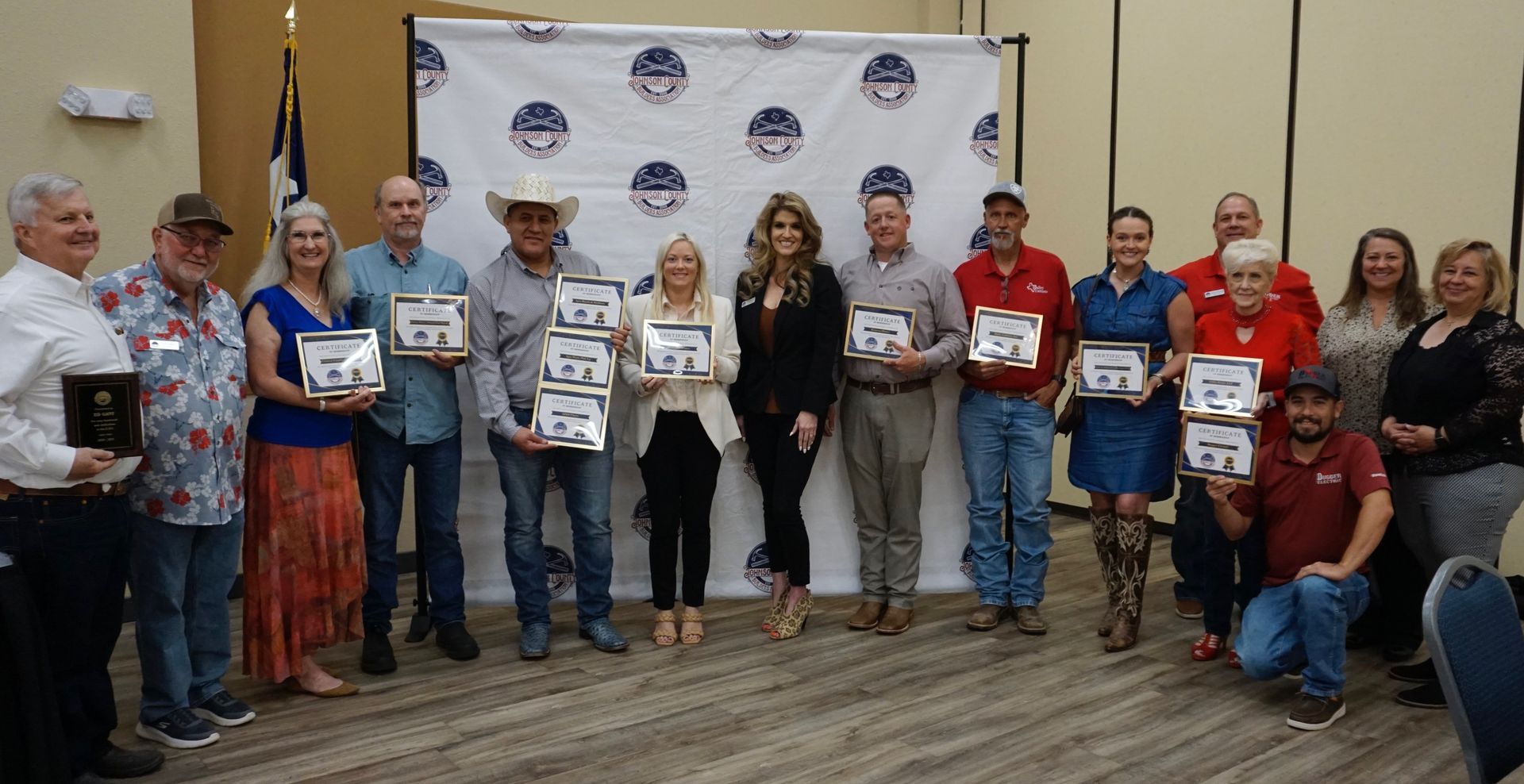 A group of people are posing for a picture while holding plaques.