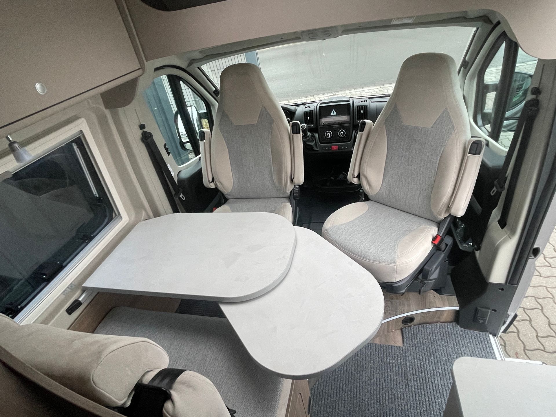 Das Innere eines Wohnmobils mit Tisch und Stühlen.