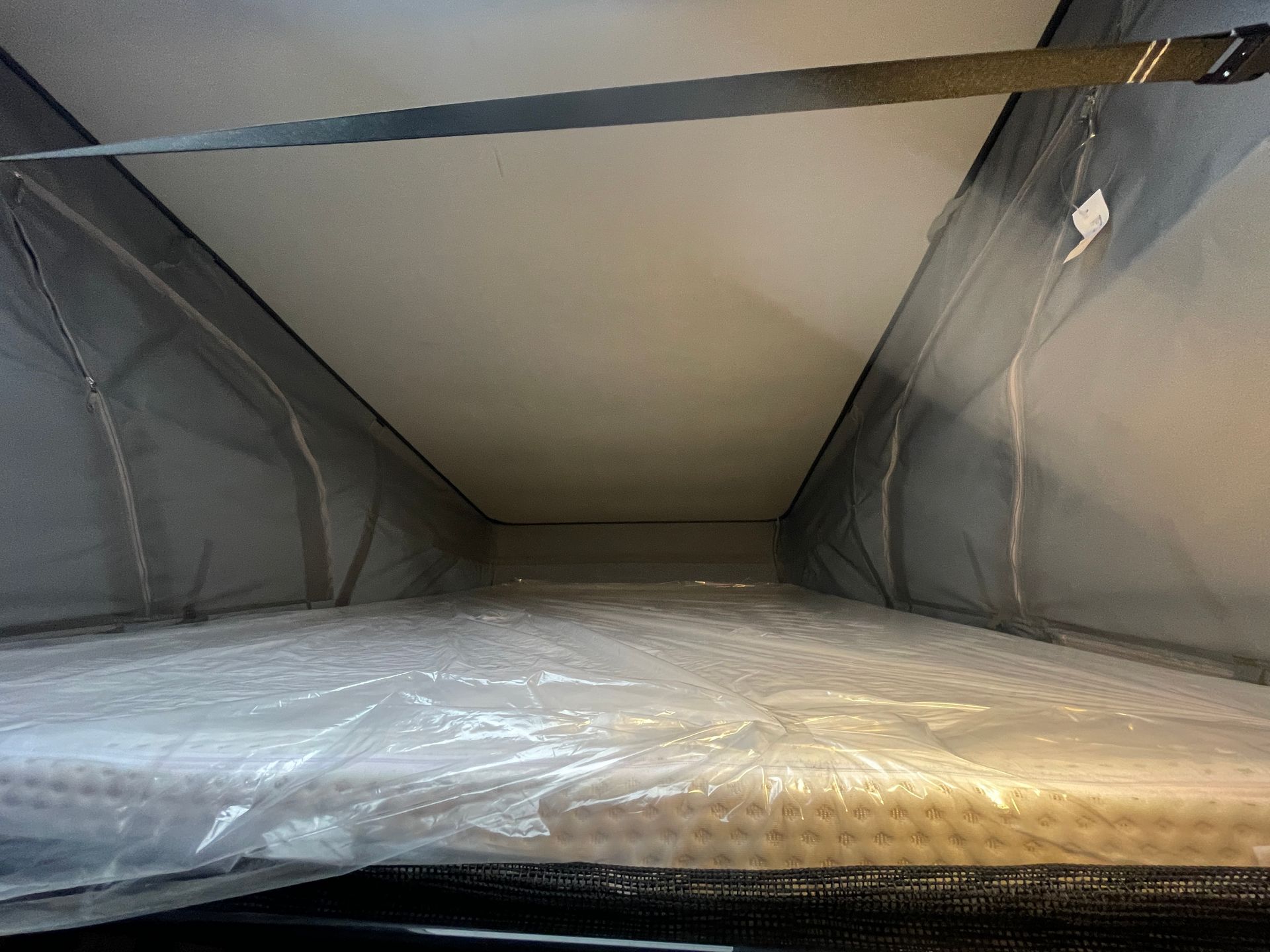 Das Innere eines Wohnmobils mit Bett und Matratze.