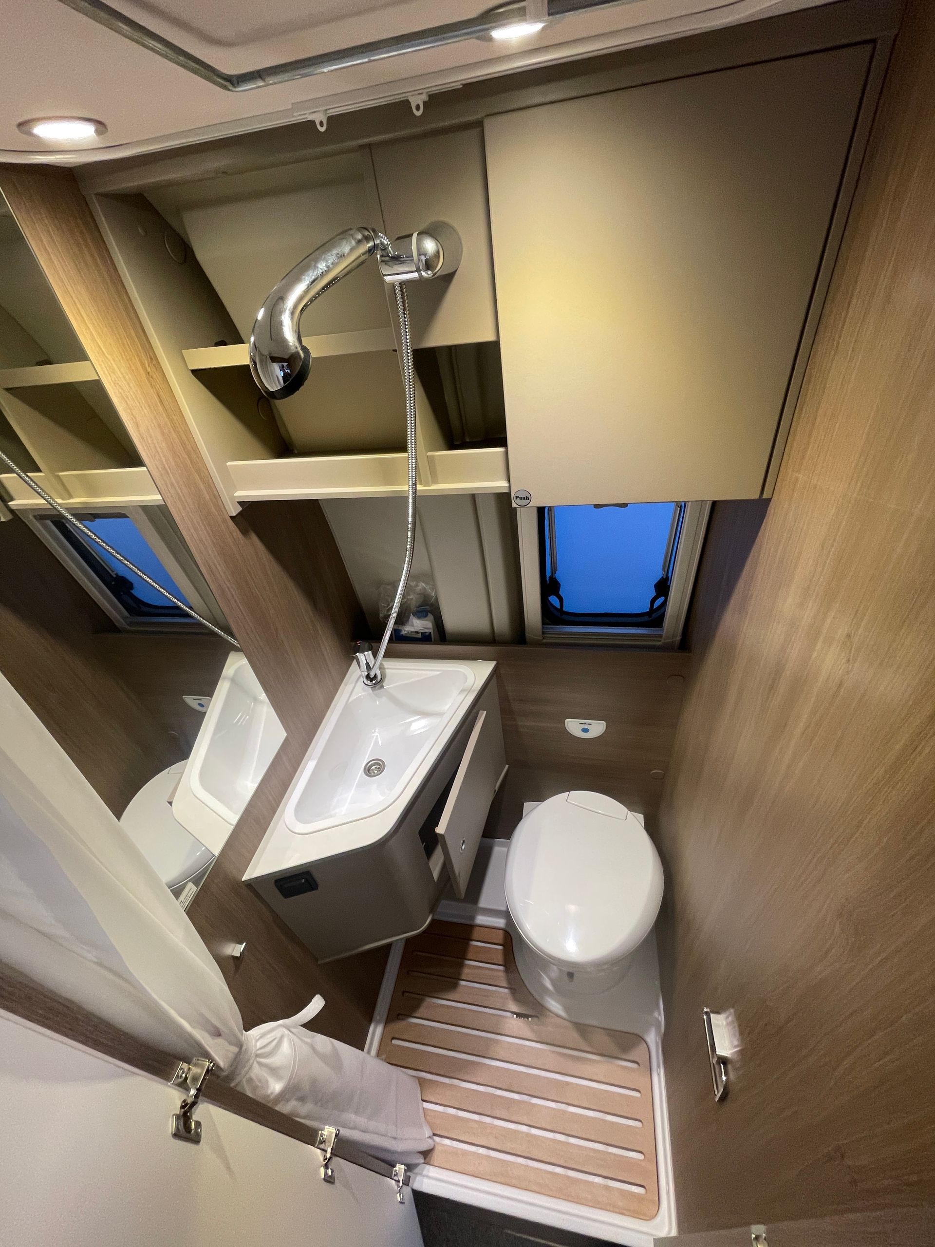 Ein Badezimmer mit Toilette, Waschbecken und Dusche.