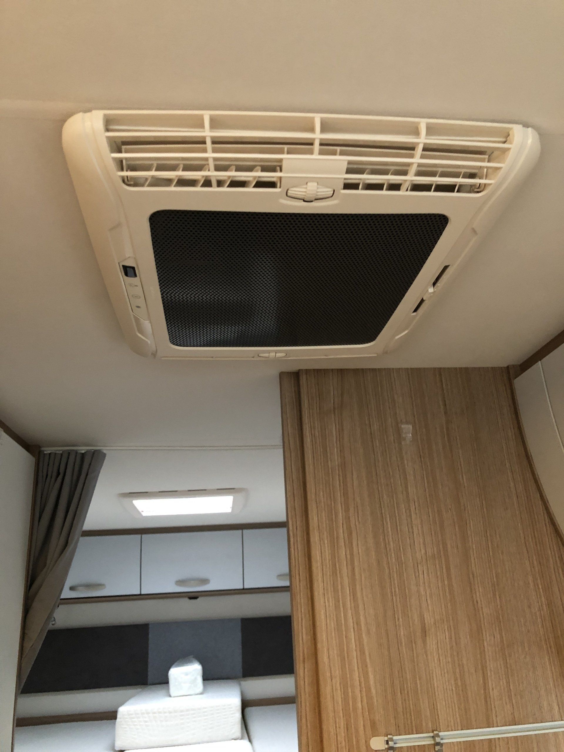 Ein Deckenventilator hängt von der Decke eines Wohnmobils.