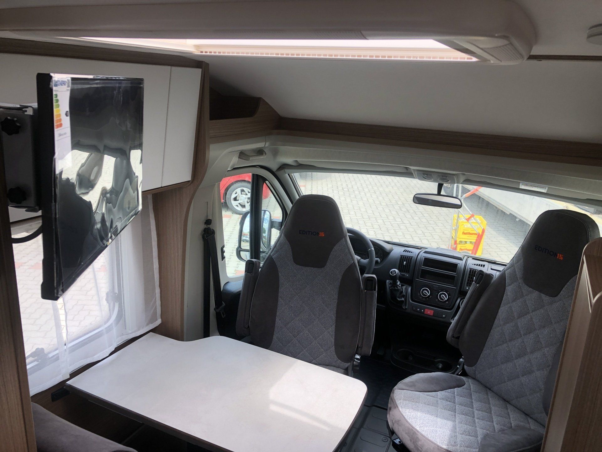 Das Innere eines Wohnmobils mit Tisch und Stühlen.