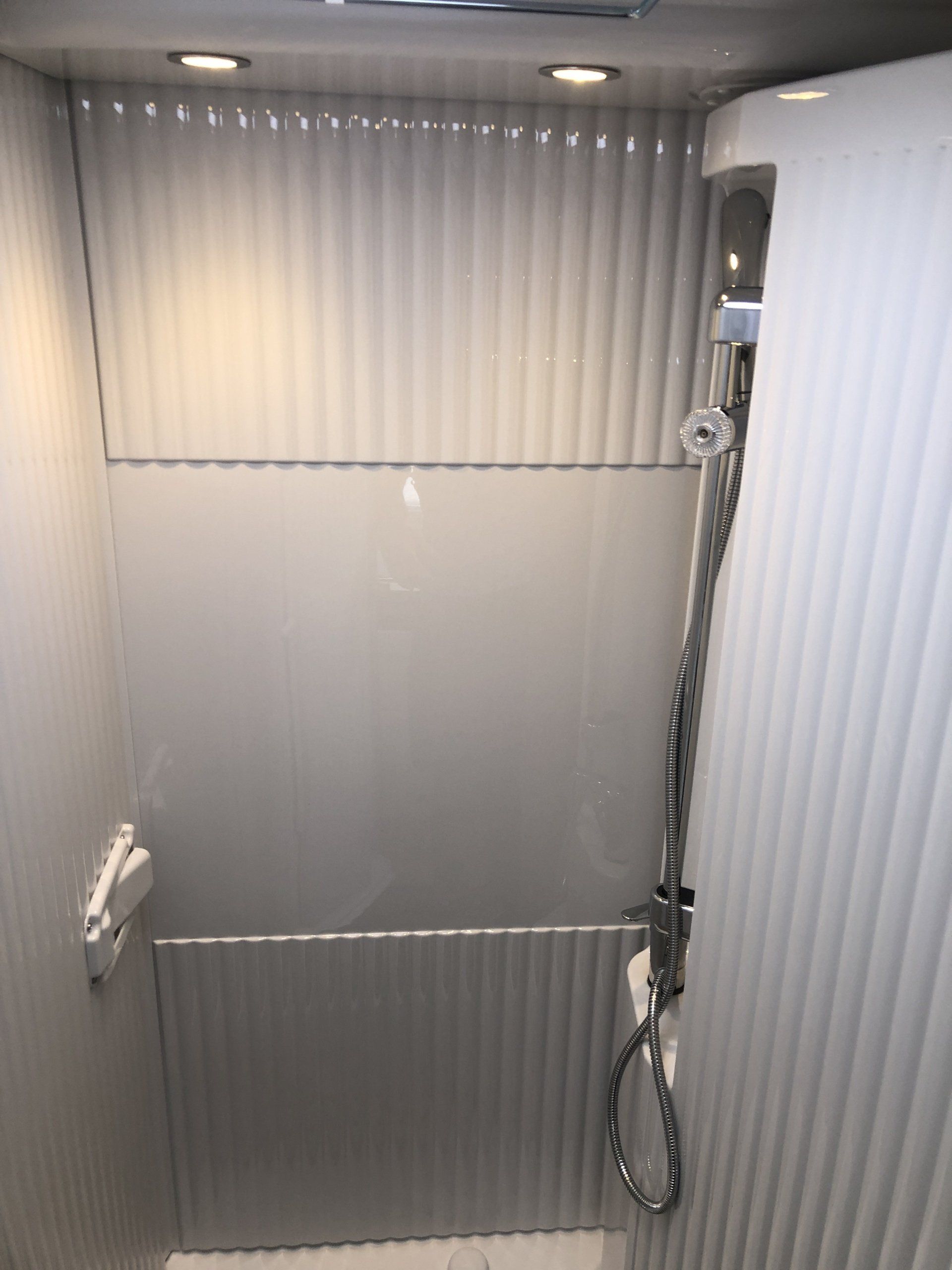 Ein Badezimmer mit Dusche und Toilette