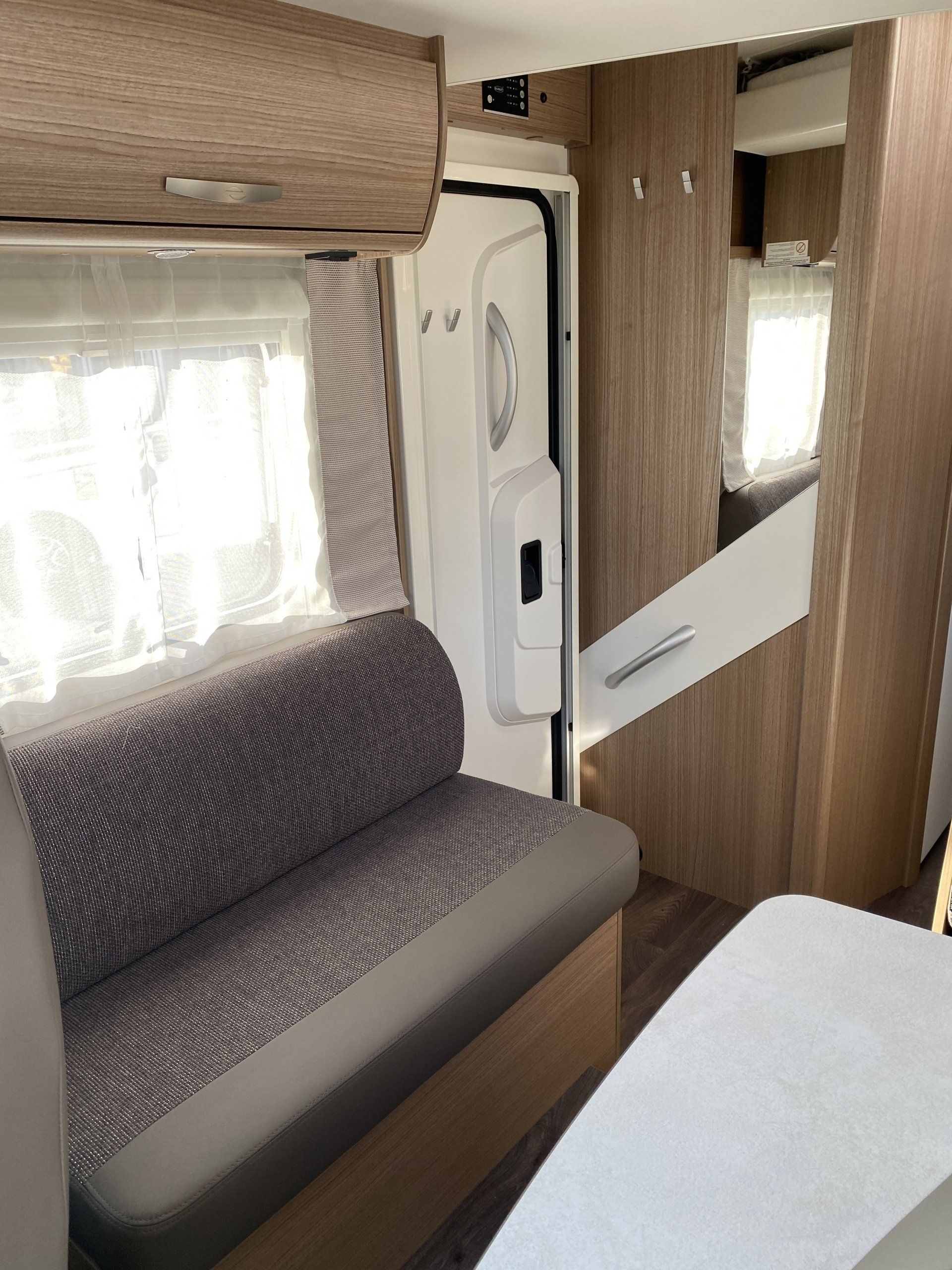 Der Innenraum eines Wohnmobils mit einer Couch und einem Tisch.