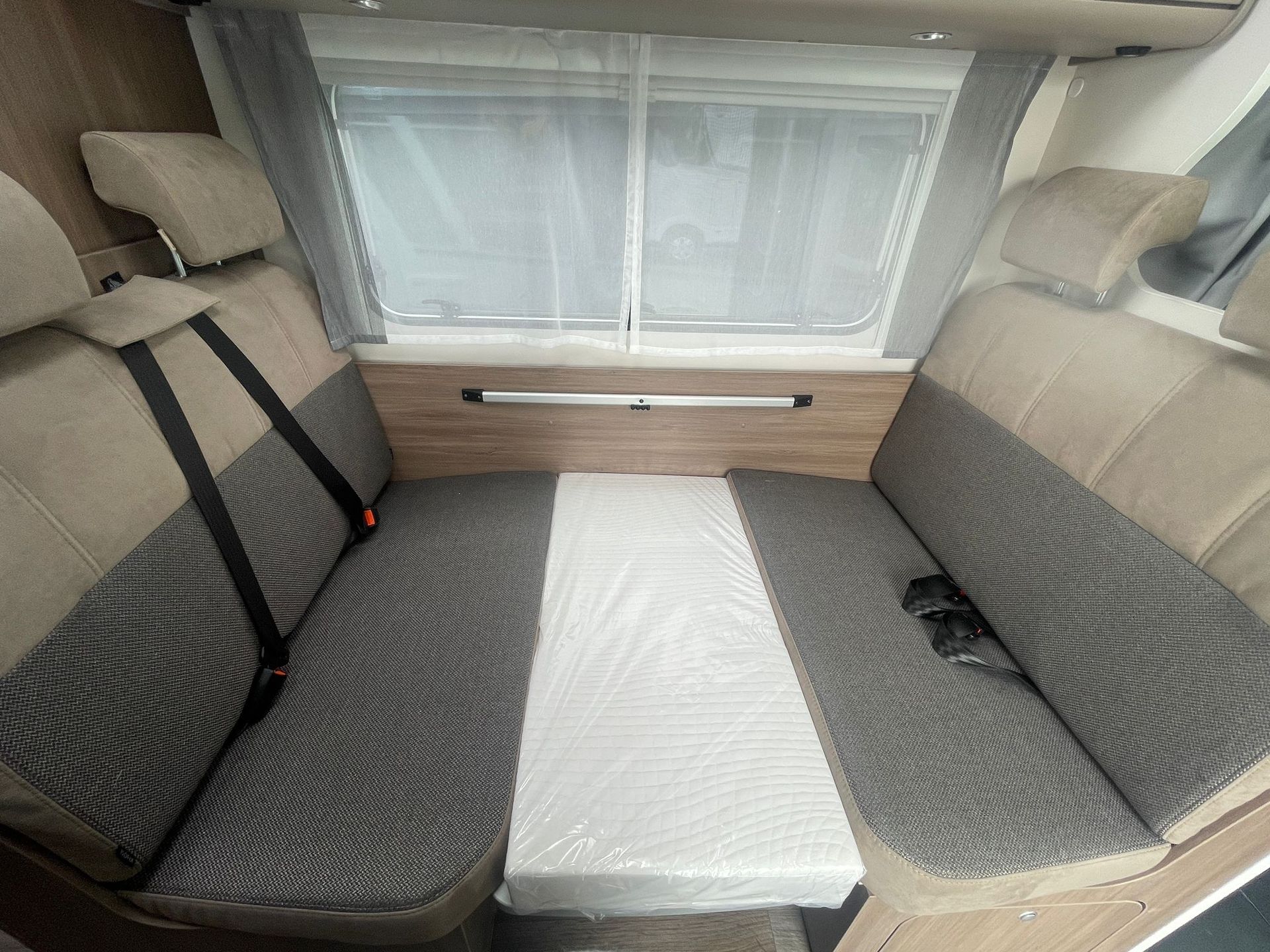 Das Innere eines Wohnmobils mit Tisch und Stühlen.