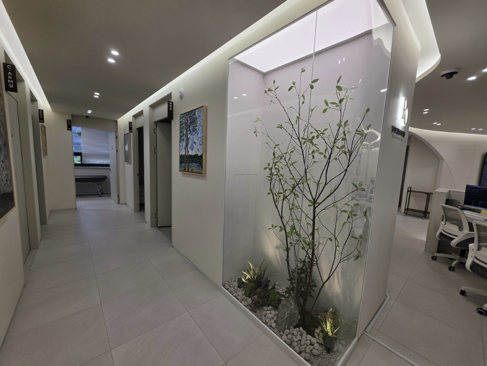 Corridor to consultation rooms at Relief Orthopedics