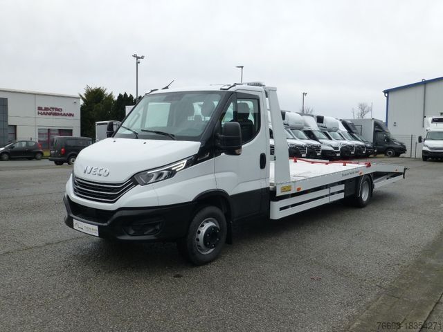 Grúa de plataforma Iveco de color blanco estacionada al aire libre.