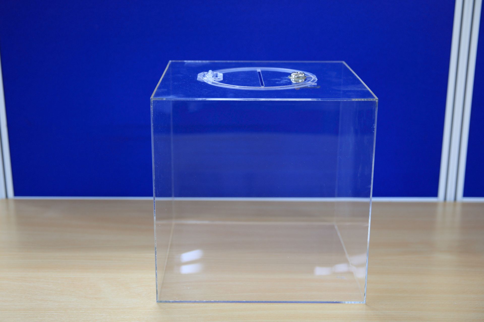 clear tobacco display
