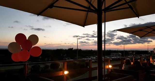 terrazza con tavoli