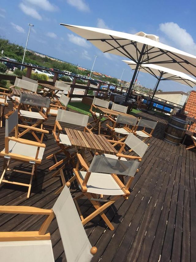 tavoli su terrazza panoramica