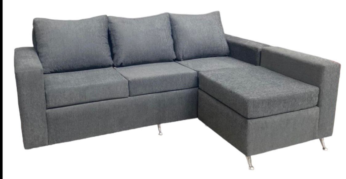 Un sofá modular gris oscuro con patas de madera